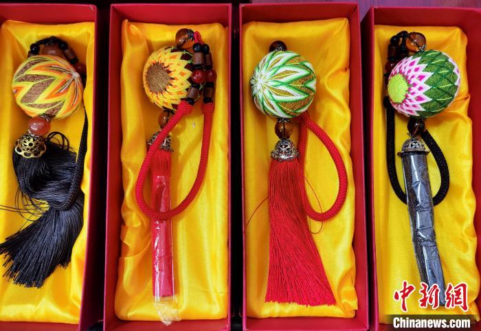 圖為藏繡手工藝品?！∑钤鲚?攝