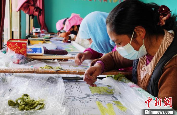 圖為繡娘正在進(jìn)行刺繡?！●R銘言 攝