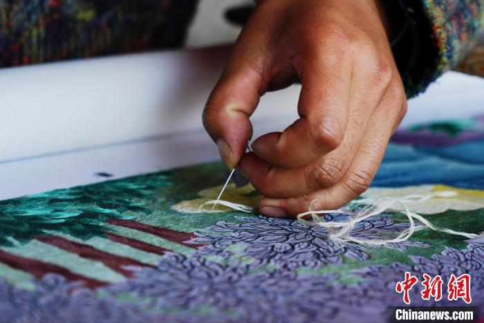 圖為“藏繡”細(xì)節(jié)圖?！●R銘言 攝