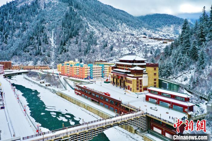 壤塘的雪后美景?！∪捞量h融媒體中心供圖