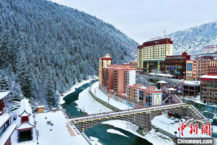 壤塘的雪后美景?！∪捞量h融媒體中心供圖