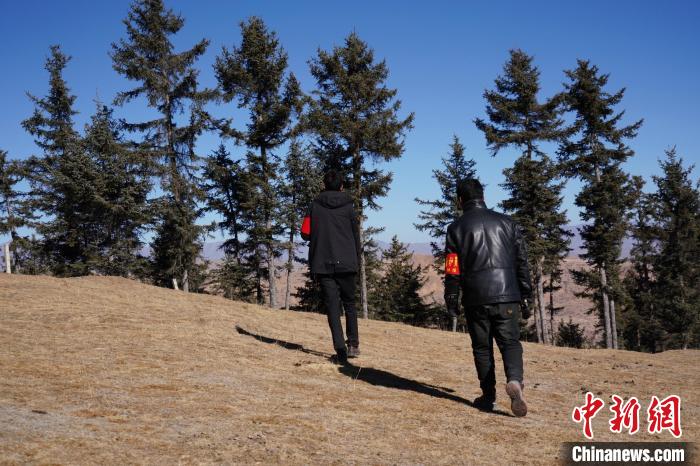 圖為桑杰加(左)和同事巡查林場。　馬銘言 攝