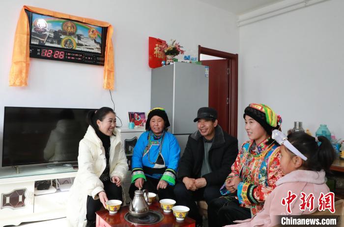 新家是兩層小樓房，一樓布置得充滿現(xiàn)代感，喝著藏式奶茶，一家人聊著今年春節(jié)怎么過(guò)?！《∷?攝