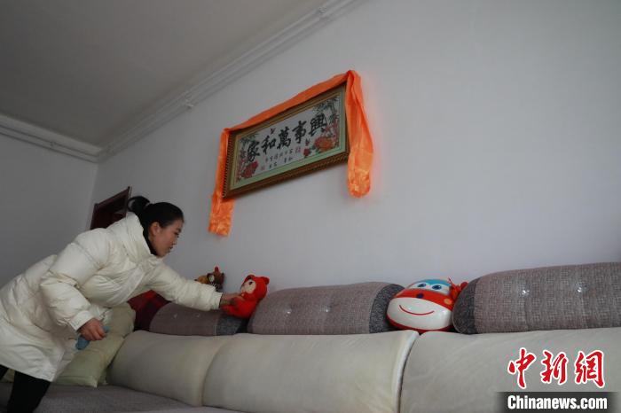 27日，春節(jié)將至，楊周馬草打掃房屋，拆洗沙發(fā)靠墊等。　丁思 攝