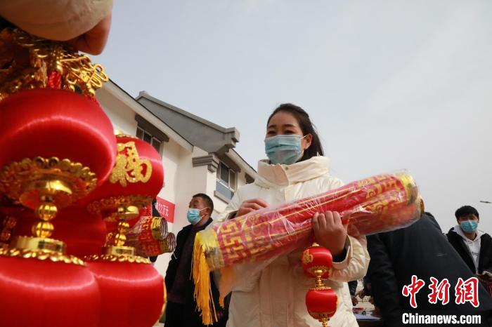 27日，蘭州新區(qū)為舟曲避險(xiǎn)搬遷移民送“春節(jié)包”，楊周馬草前往領(lǐng)取，紅色寓意來(lái)年的日子紅紅火火?！∥航ㄜ?攝