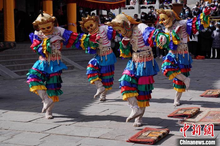 圖為塔爾寺僧侶進(jìn)行“跳欠”儀式?！●R銘言 攝