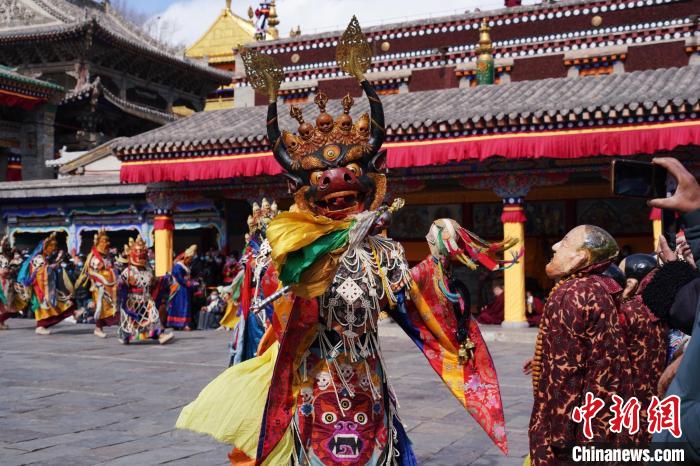 圖為塔爾寺僧侶進(jìn)行“跳欠”儀式?！●R銘言 攝