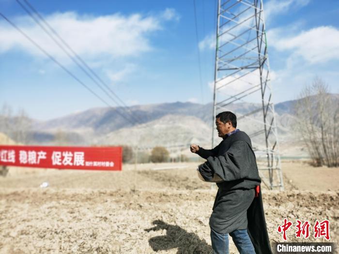 圖為藏族民眾撒種、施肥?！?zhí)砀?攝