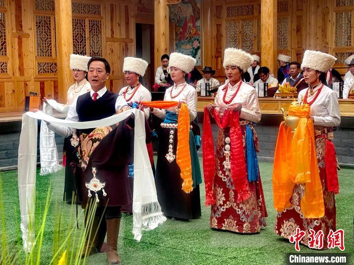 圖為“村晚”現(xiàn)場?！±钣穹?攝