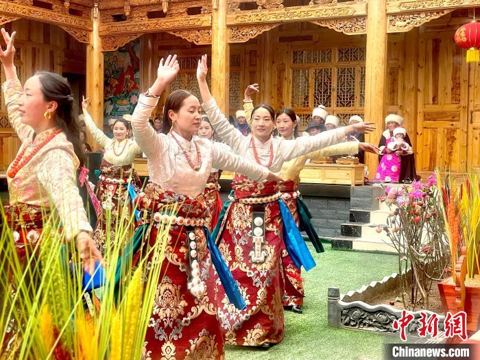 圖為藏族女性載歌載舞?！±钣穹?攝