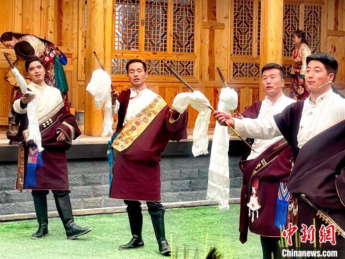圖為藏族漢子表演節(jié)目?！±钣穹?攝