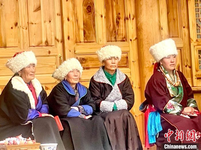 圖為藏族女性觀看“村晚”。　李玉峰 攝