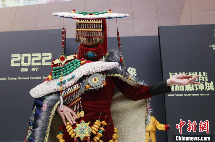 圖為模特展示藏族服飾?！●R銘言 攝