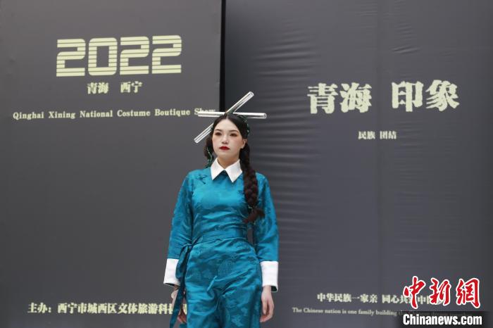 圖為模特展示少數(shù)民族服飾?！●R銘言 攝