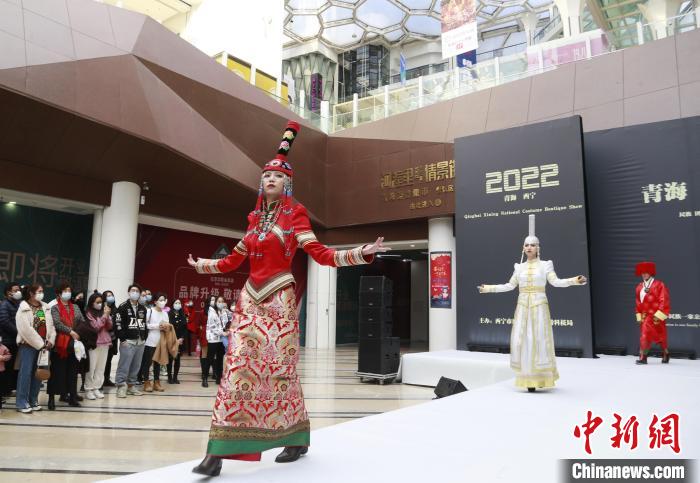 圖為模特身穿民族服飾進(jìn)行走秀。　馬銘言 攝