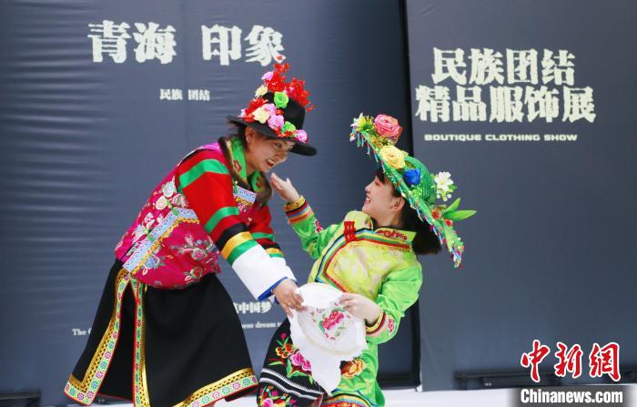 圖為模特身穿土族服飾進(jìn)行“土族刺繡”表演?！●R銘言 攝