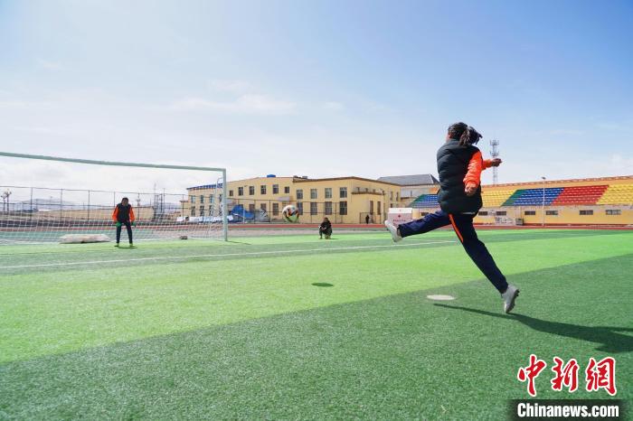 圖為一名女孩進(jìn)行射門訓(xùn)練?！●R銘言 攝