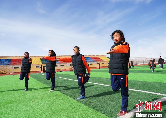 圖為孩子們正在熱身?！●R銘言 攝