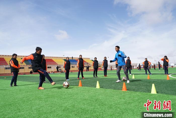 圖為孩子們正在進(jìn)行訓(xùn)練?！●R銘言 攝