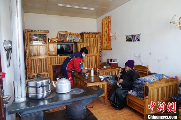 圖為敬老院護(hù)工為老人打掃屋內(nèi)衛(wèi)生?！●R銘言 攝