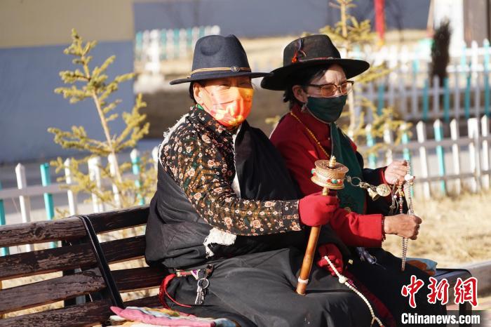 圖為敬老院老人在院內(nèi)曬太陽轉(zhuǎn)經(jīng)桶?！●R銘言 攝