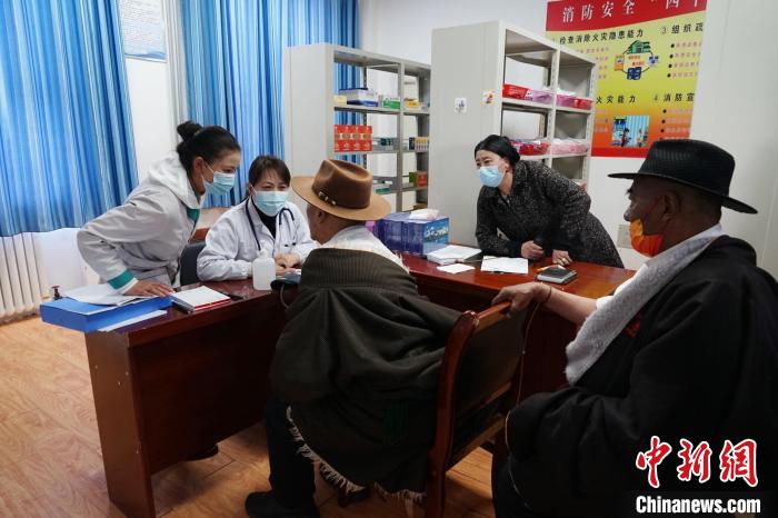 圖為骨科醫(yī)生為敬老院老人們進(jìn)行集中檢查?！●R銘言 攝