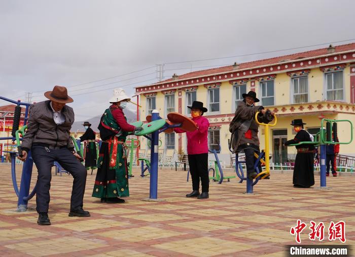 圖為老人們使用健身器材鍛煉身體?！●R銘言 攝