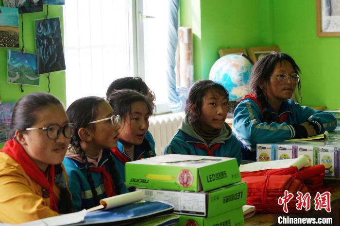 圖為學(xué)生正在認(rèn)真聽(tīng)生態(tài)課?！●R銘言 攝