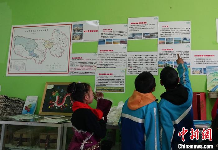 圖為學(xué)生在生態(tài)課堂上了解三江源國(guó)家公園知識(shí)?！●R銘言 攝