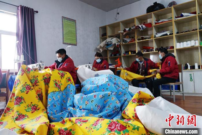 圖為工人們正在制作帳篷?！●R銘言 攝