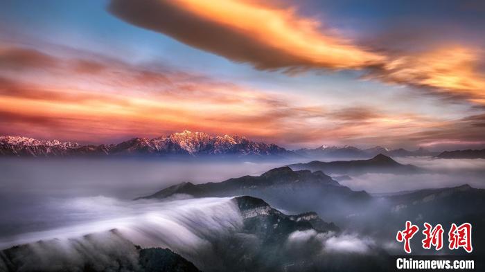 牛背山霞光?！∥挠宴?攝