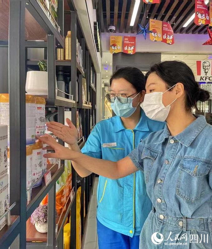 顧客可以在川內(nèi)中國石油加油站便利店內(nèi)選購到品質(zhì)純正的紅原奶粉。張霞攝