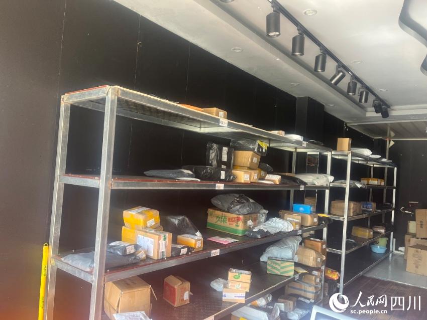 縣城自提點(diǎn)包裹。諸葛輝攝