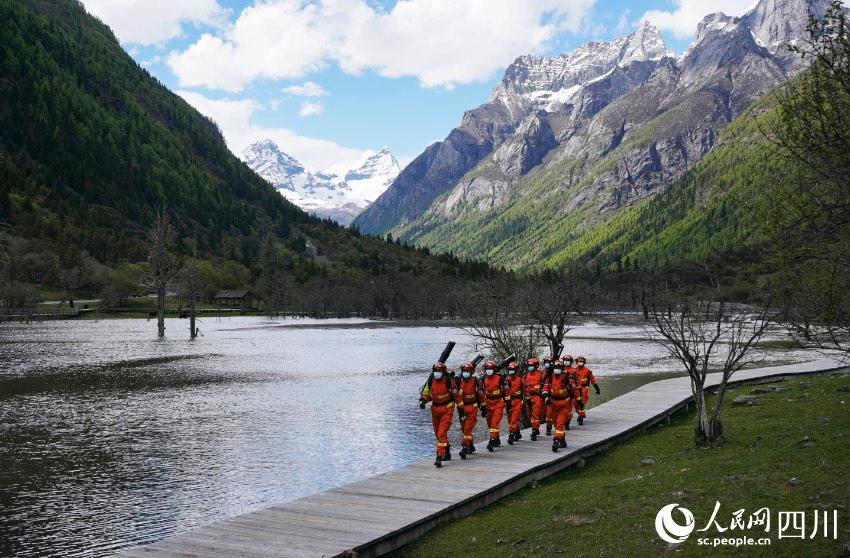 沿著海子旁的棧道攜裝巡護(hù)。程雪力攝