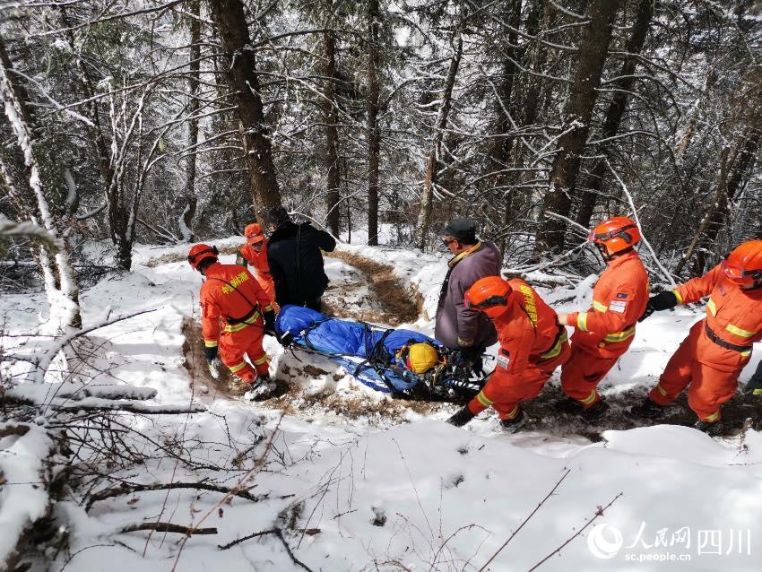 四姑娘山靠前駐防分隊(duì)緊急救援登山墜崖游客。程雪力攝