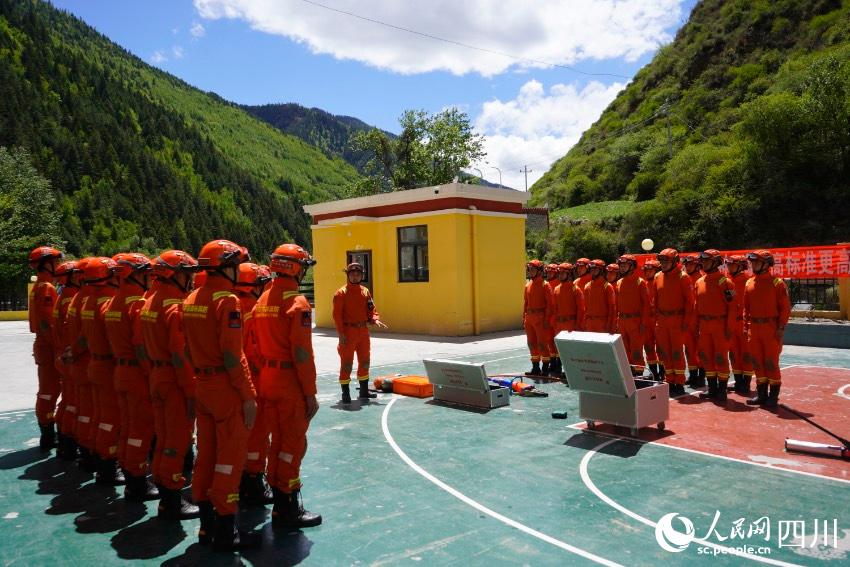 四姑娘山靠前駐防分隊(duì)開展山岳救援訓(xùn)練。程雪力攝