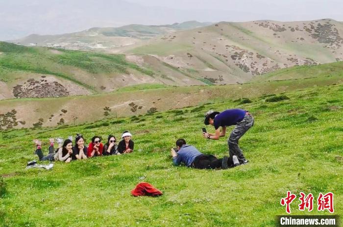 圖為民眾在草原留影?！⑿憔?　攝