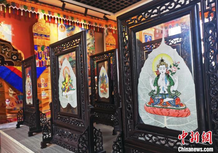 圖為久美尖措創(chuàng)作的藝術(shù)品?！?zhí)砀?攝