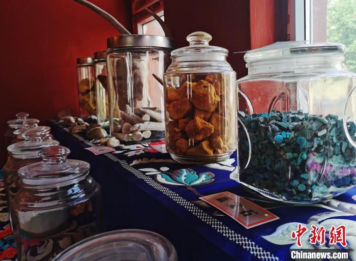 圖為唐卡繪畫礦物顏料展示?！?zhí)砀?攝