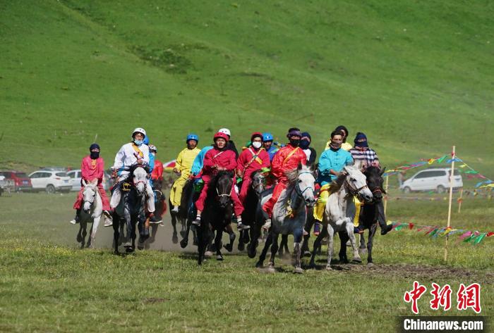 圖為選手進(jìn)行3000米賽馬比賽?！●R銘言 攝