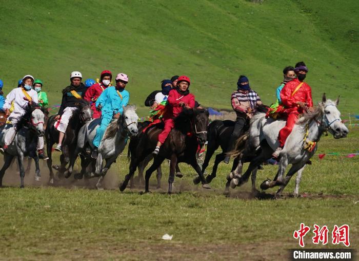 圖為選手進(jìn)行3000米賽馬比賽?！●R銘言 攝