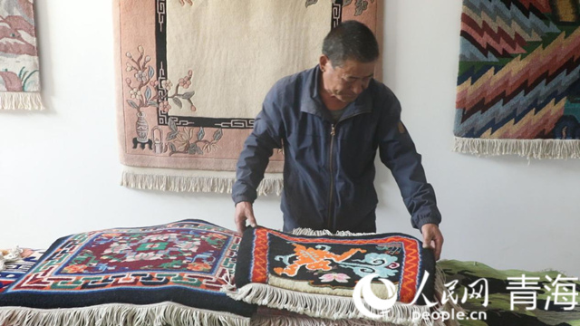 楊永良和他的作品。人民網(wǎng) 張皓芃攝