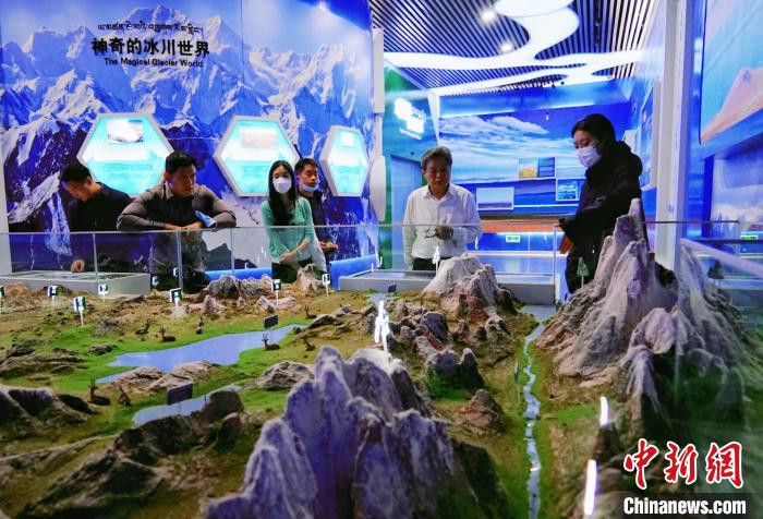 圖為中外嘉賓在玉樹(shù)州博物館內(nèi)參觀?！●R銘言 攝