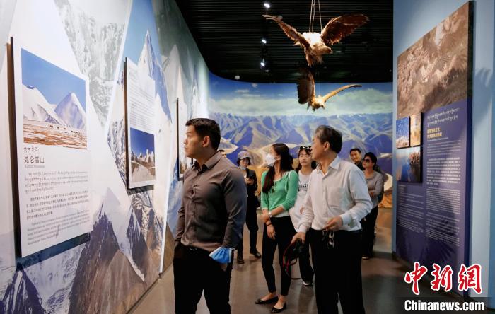 圖為中外嘉賓參觀玉樹(shù)州博物館。　馬銘言 攝