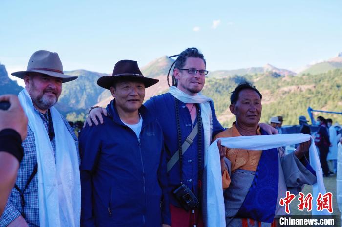 圖為當(dāng)?shù)孛癖娕c外籍?dāng)z影師合影留念?！●R銘言 攝