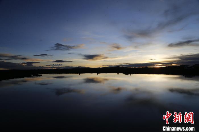 圖為夕陽下的查旦濕地?！●R銘言 攝