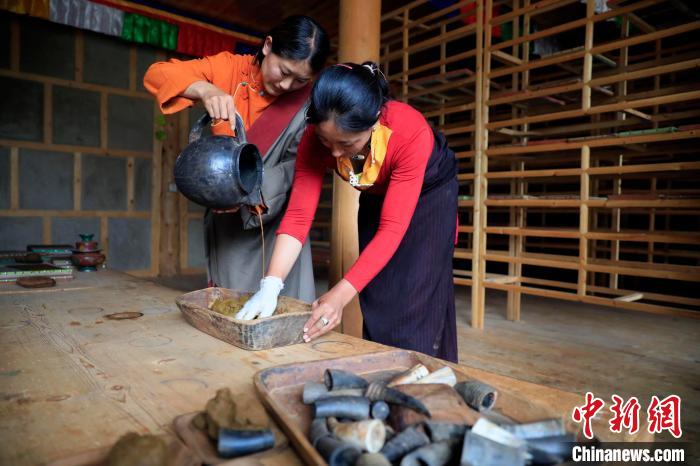 調(diào)合香團。　王磊 攝