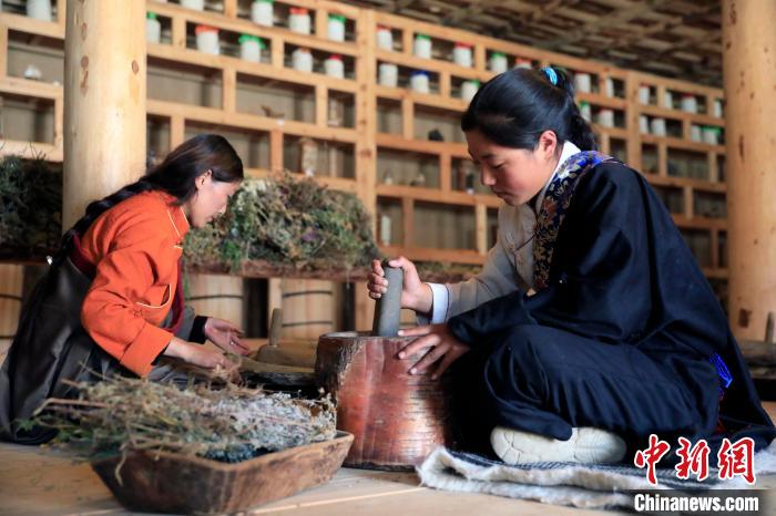 藥材搗碎?！⊥趵?攝