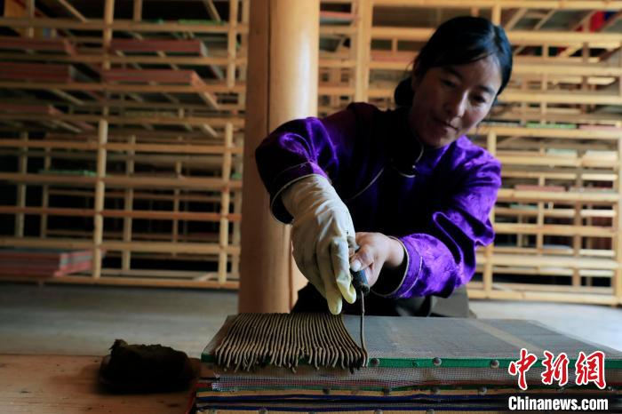 擠壓成香。　王磊 攝