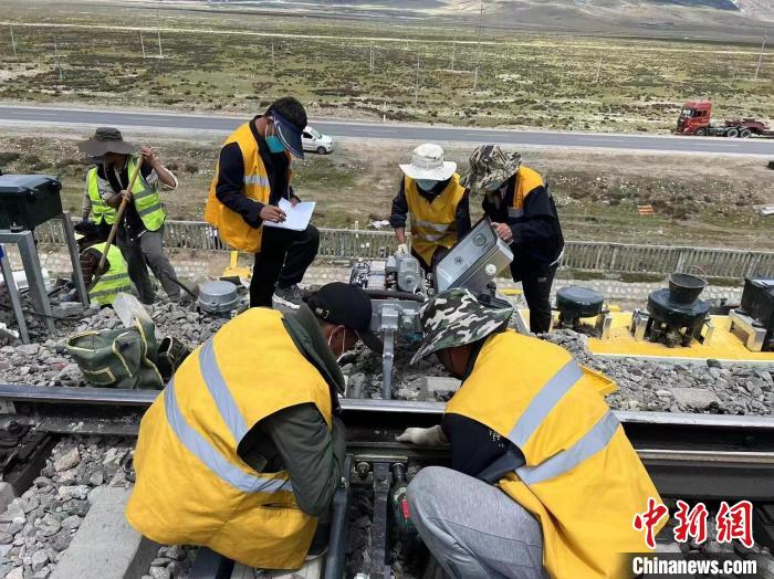 圖為青藏鐵路基礎(chǔ)設(shè)施“升級(jí)換代”施工現(xiàn)場?！‖F(xiàn)場作業(yè)人員供圖
